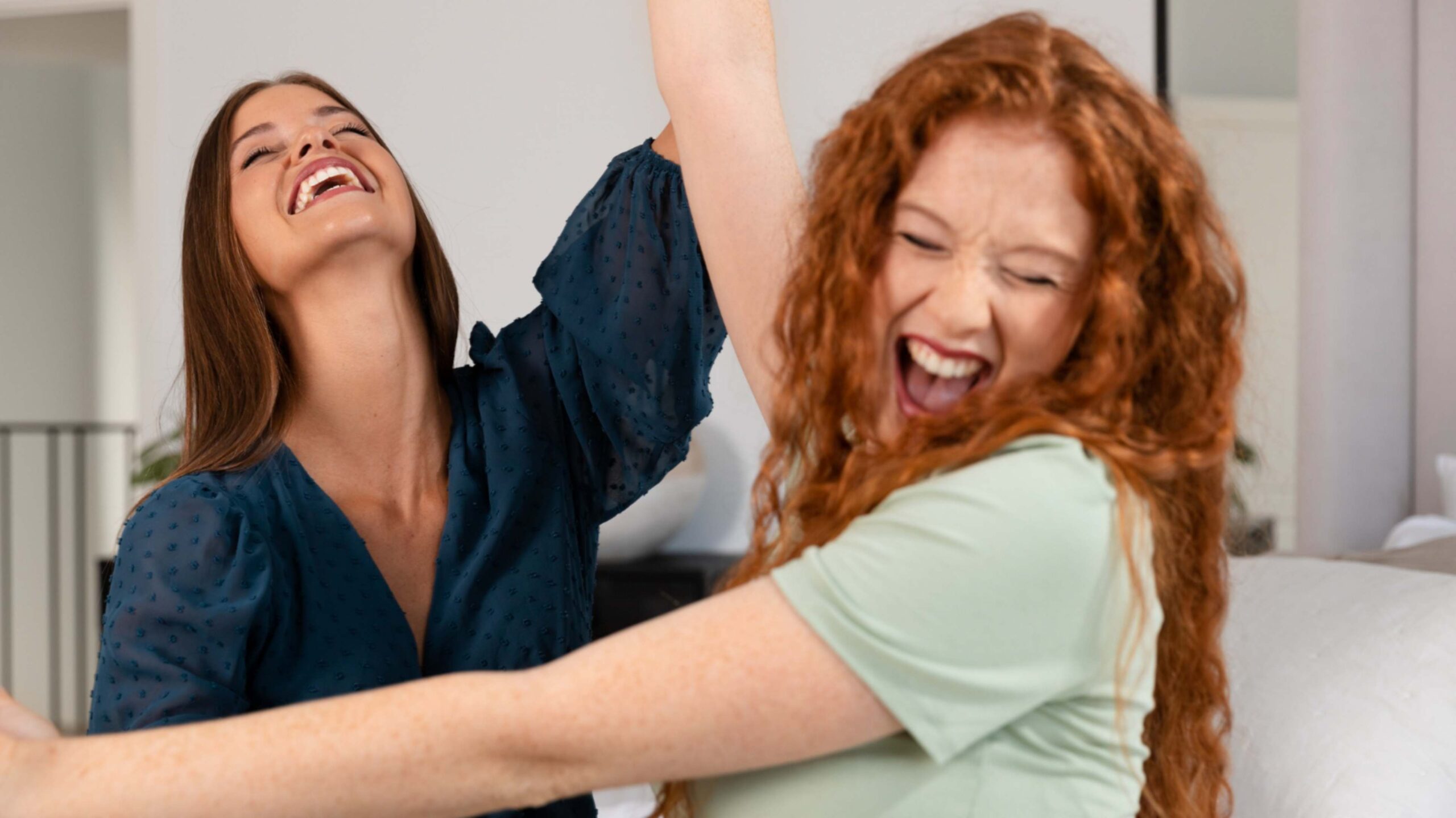 imagem de duas amigas motivadas e felizes