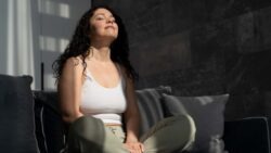 imagem de uma moça sentada fazendo uma pausa