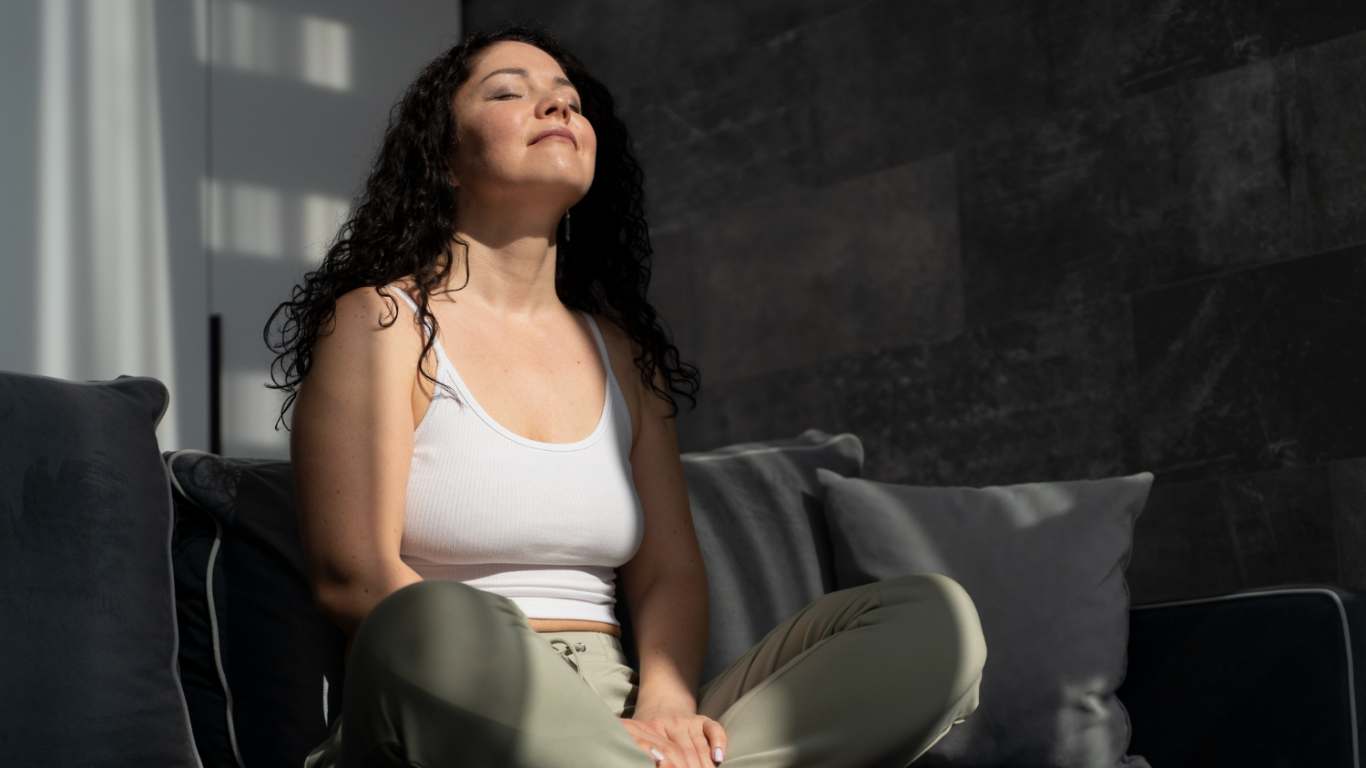 imagem de uma moça sentada fazendo uma pausa