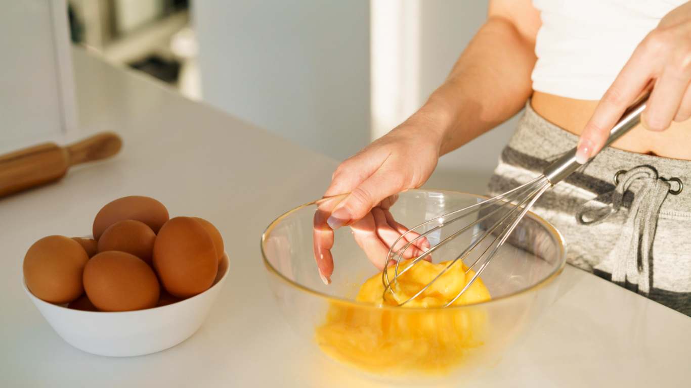 imagem de uma mulher fazendo ovo