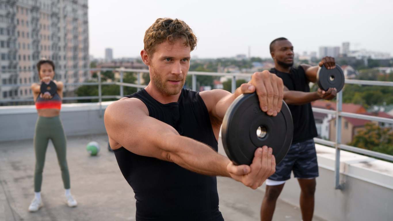 imagem de um trio treinando resistência