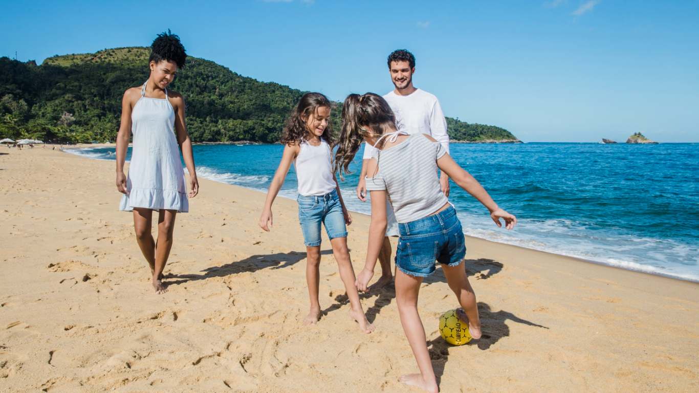 imagem de uma família brincando na praia