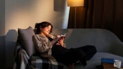 imagem de uma mulher deitada escrevendo no seu diario