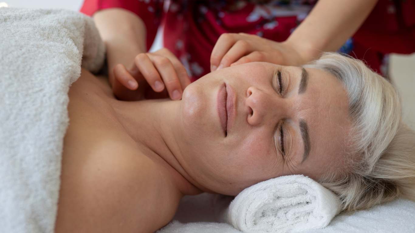 imagem de uma mulher sendo masseageada em um spa