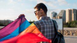 imagem de uma pessoa segundo uma bandeira colorida