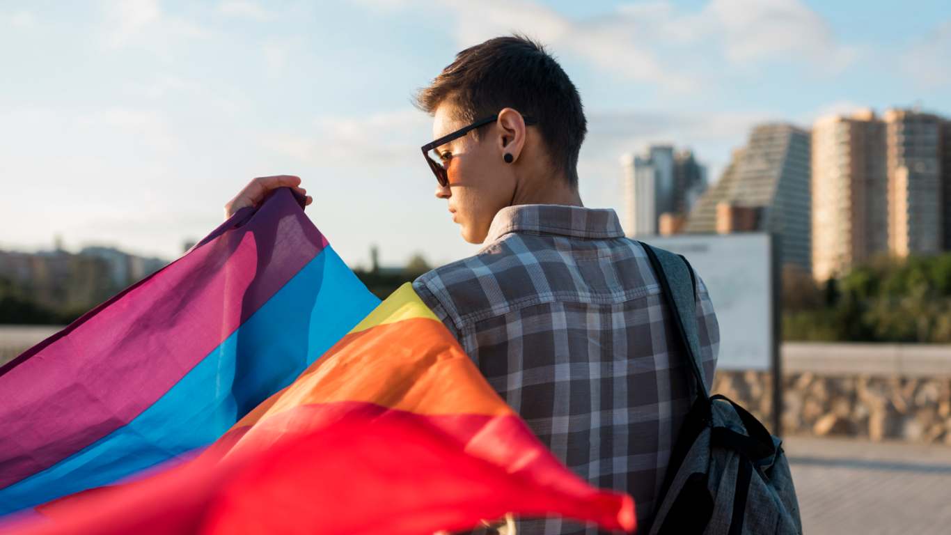 imagem de uma pessoa segundo uma bandeira colorida