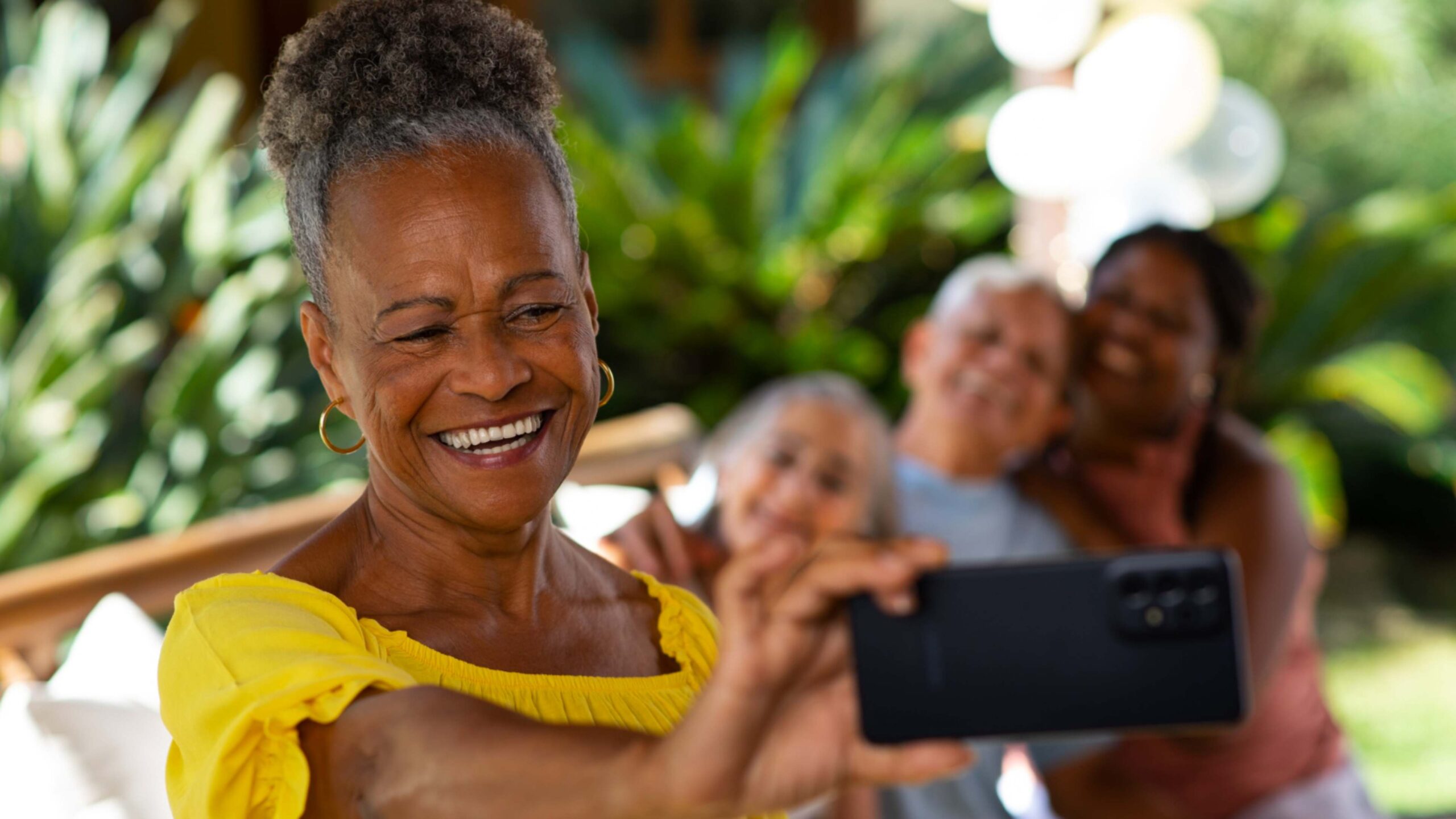 imagem de uma senhora tirando uma selfie com a família