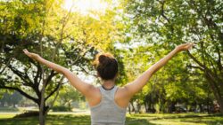 imagem de uma moça praticando exercício num parque