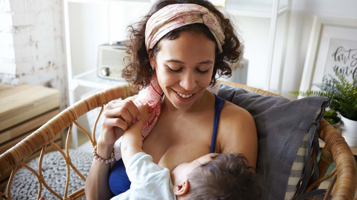 imagem de uma mãe amamentando