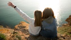 imagem de duas amigas viajando juntas