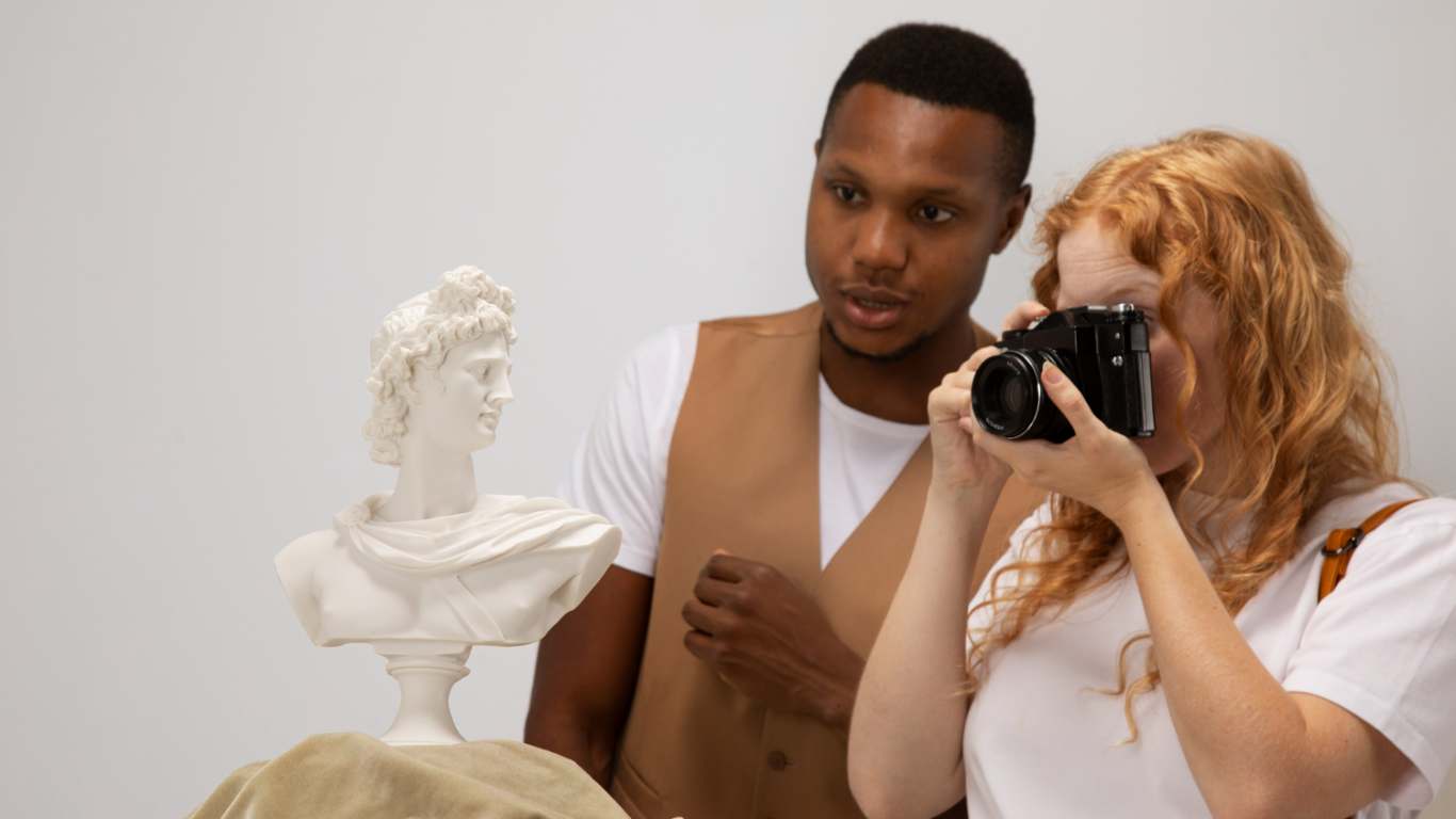 imagem de um casal no museu olhando uma arte