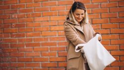 imagem de uma moça olhando sua bolsa analógica