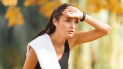 imagem de uma moça com calor