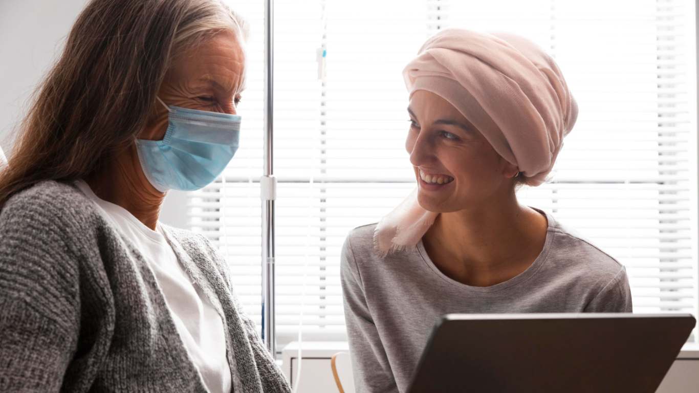 imagem de uma paciente com câncer conversando com amiga