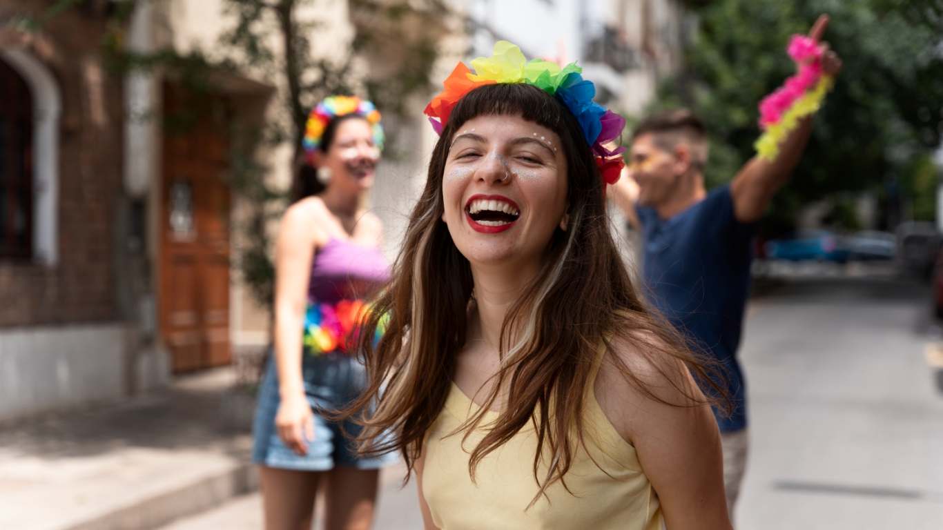 imagem de uma moça brincando o carnaval
