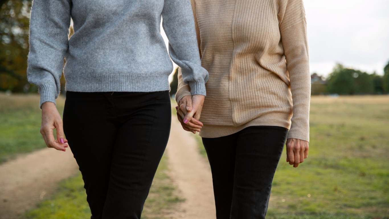 imagem de uma filha de mãos dadas com a mãe