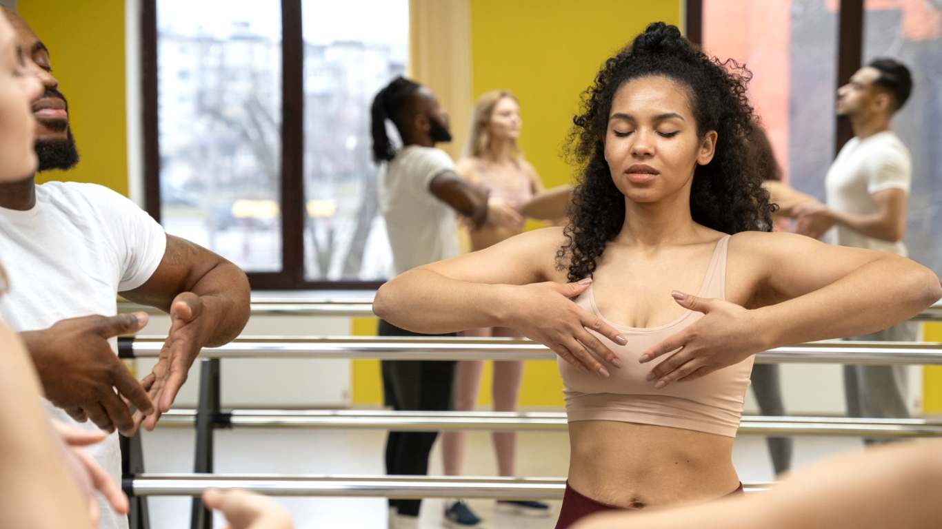 imagem de uma moça dançando