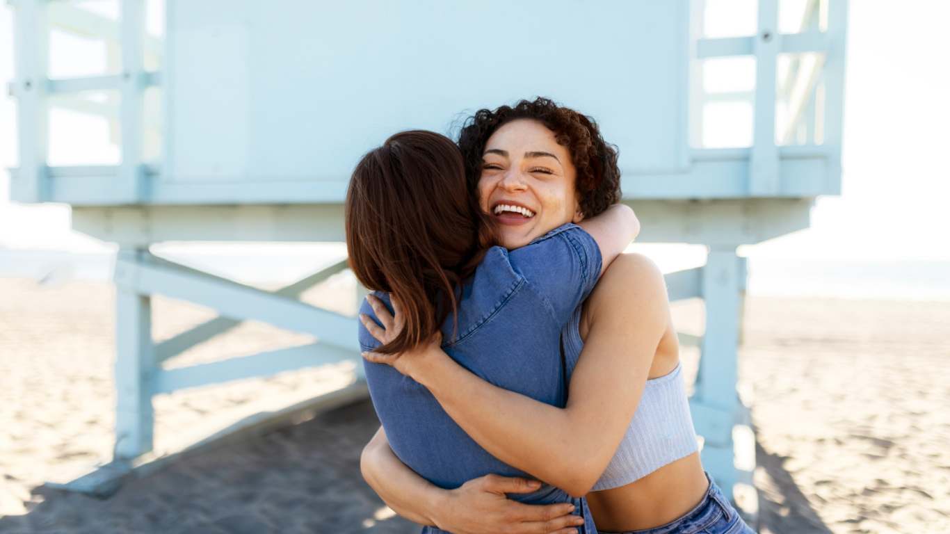 imagem de duas amigas se despedindo