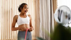 mulher medindo a cintura