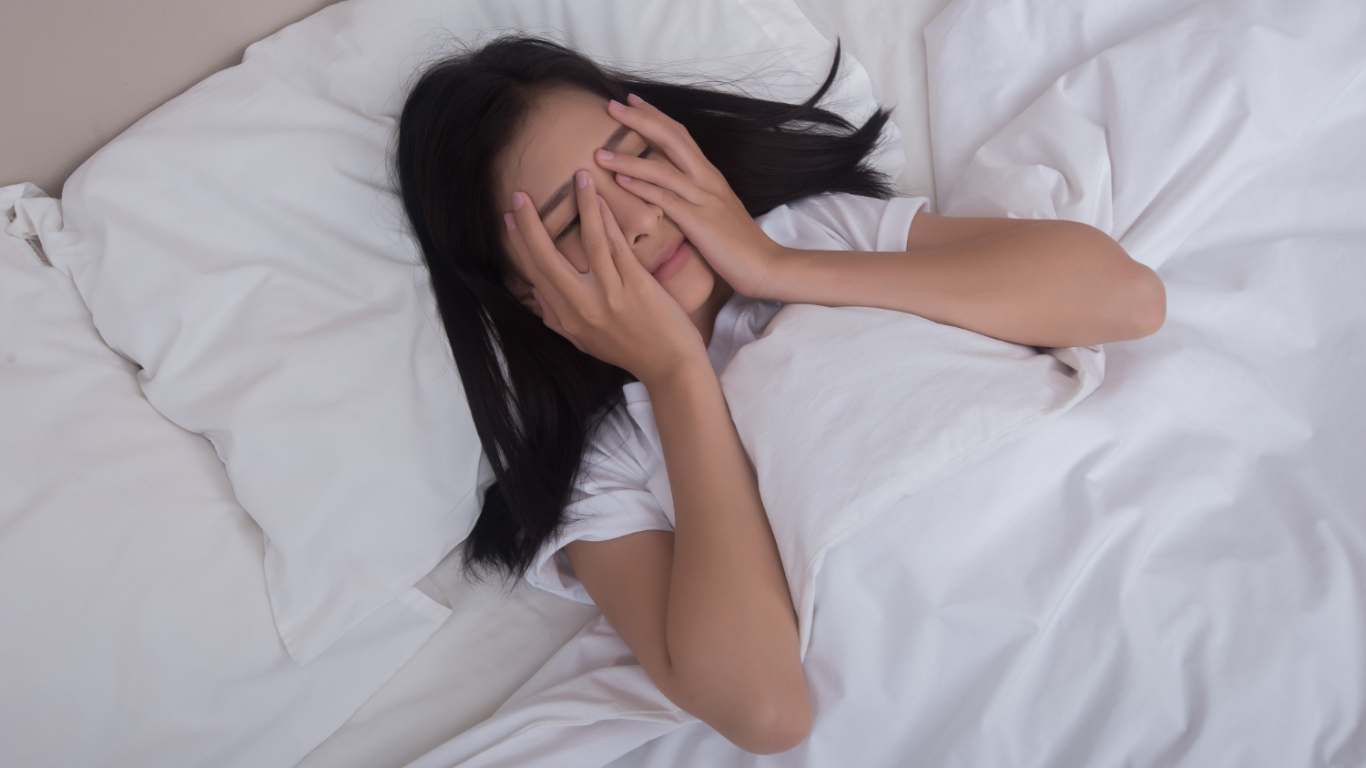 imagem de uma moça com insonia