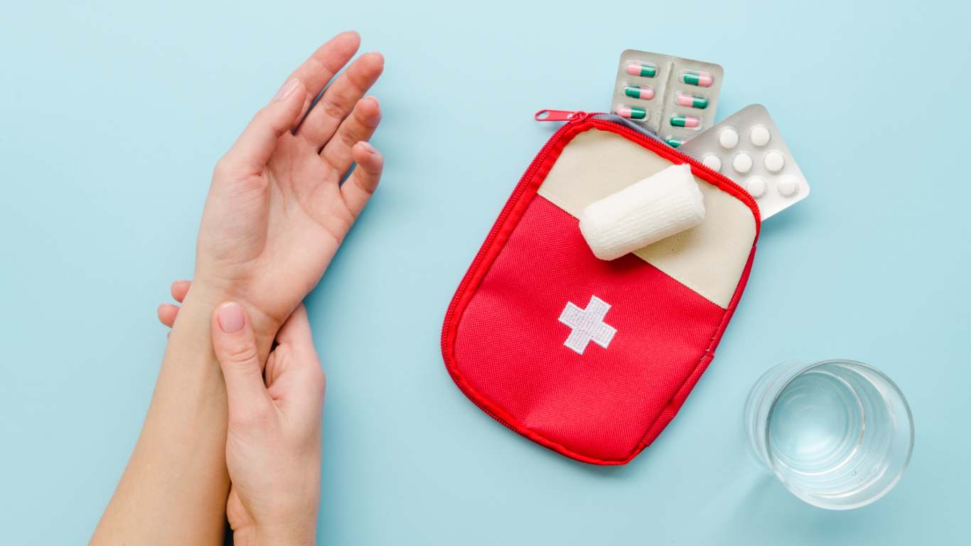 imagem de um kit de primeiros socorros