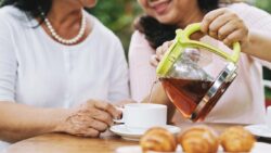 imagem de duas senhoras tomando um café