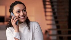 imagem de uma mulher no telefone