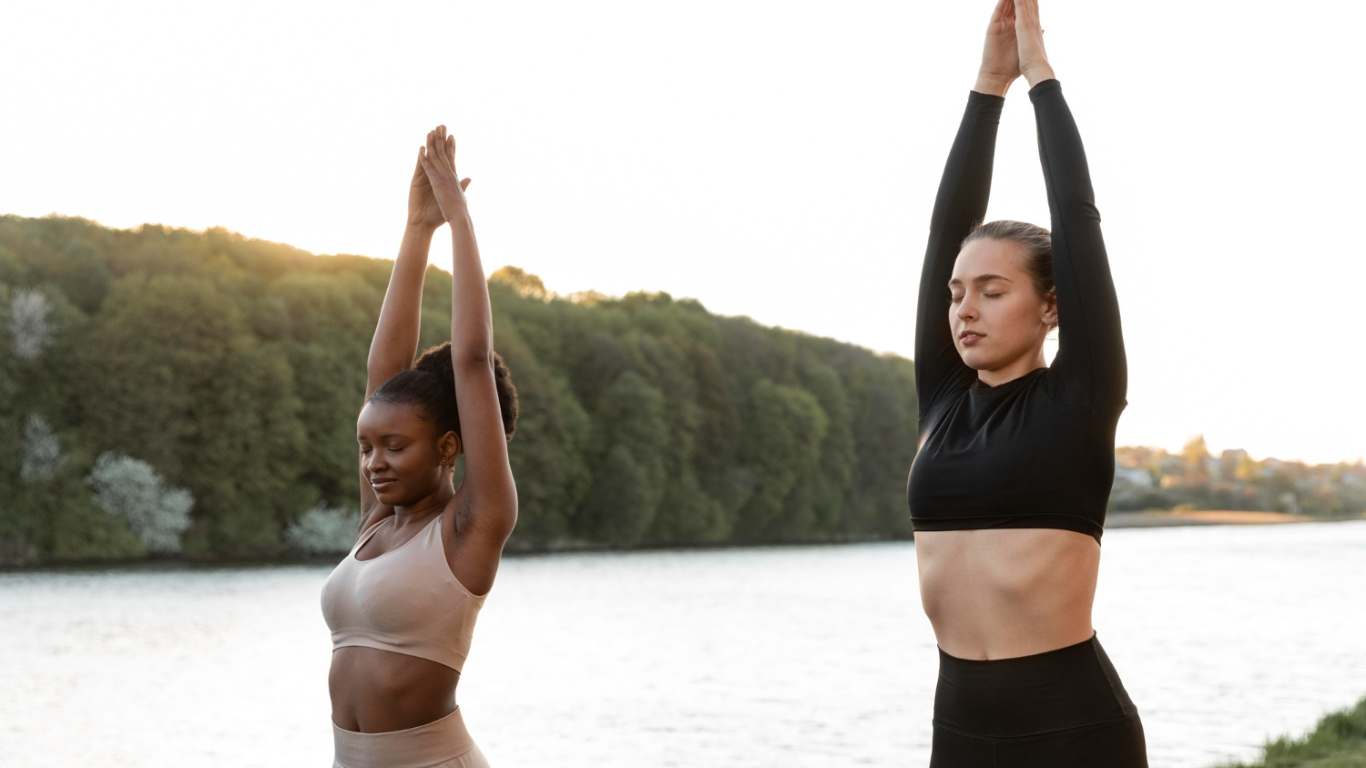 imagem de duas amigas praticando exercício