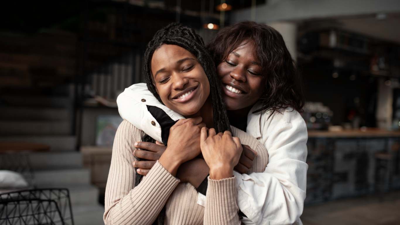 imagem de duas amigas se abraçando