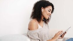 imagem de uma moça mexendo num tablet