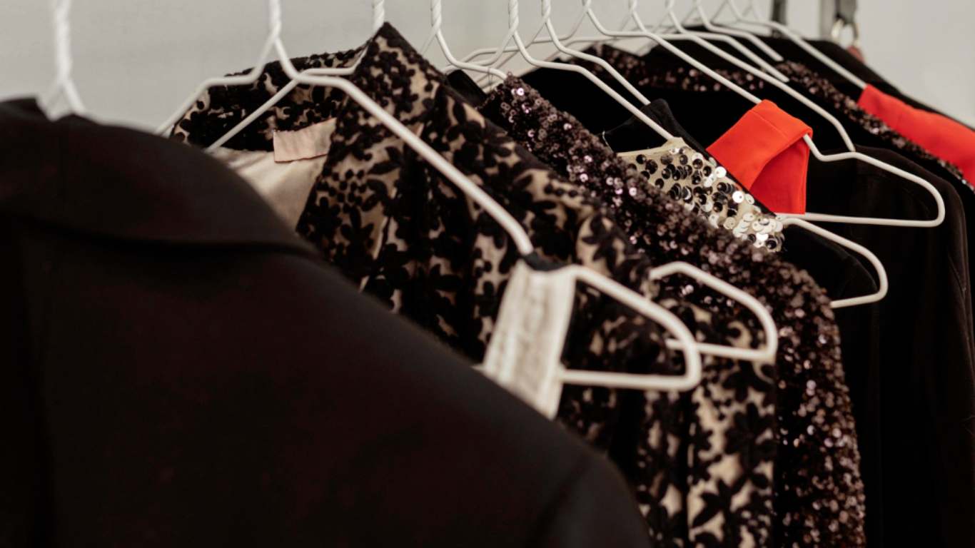 imagem de um cabide com roupas da moda