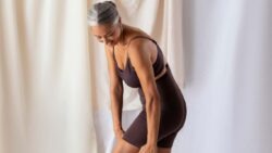 imagem de uma mulher com roupa de academia