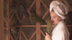 imagem de uma moça cheirando uma erva para fazer banho