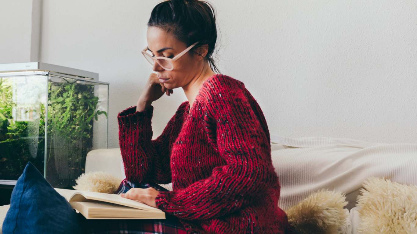 imagem de uma moça lendo