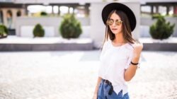 imagem de uma moça de camisa branca e jeans