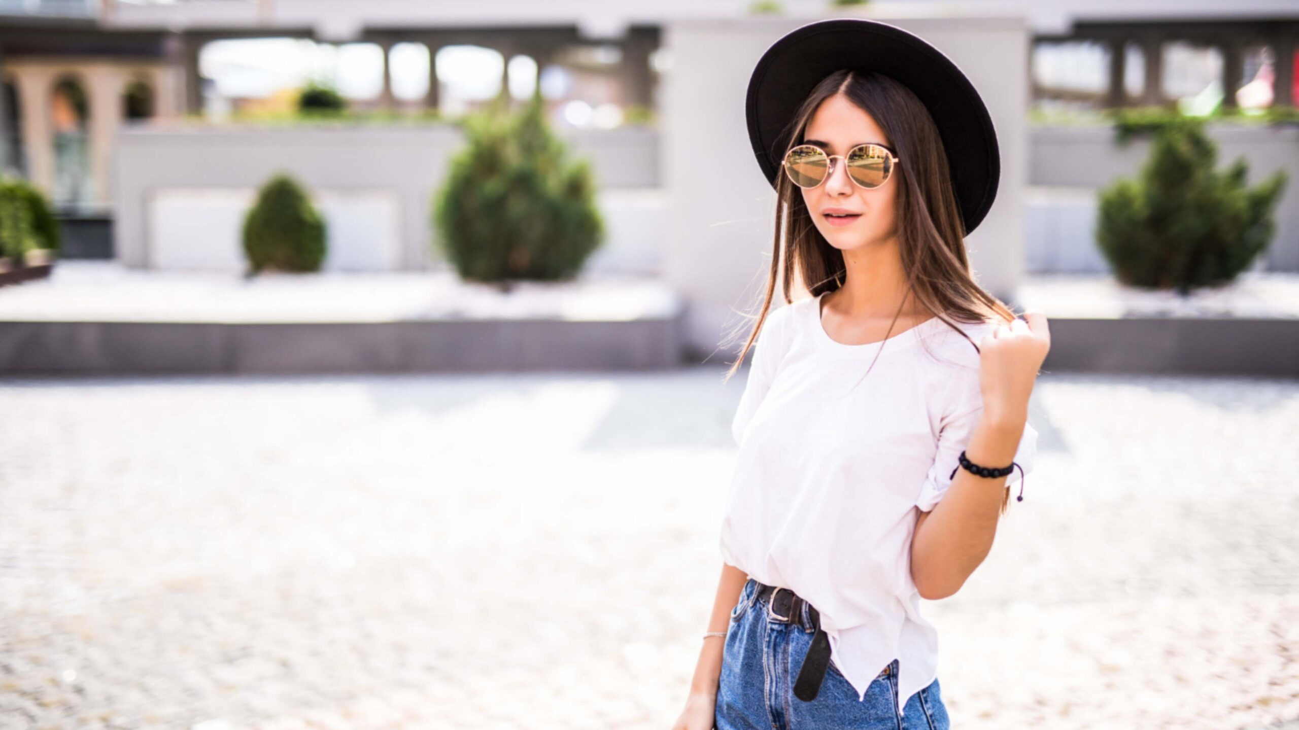 imagem de uma moça de camisa branca e jeans