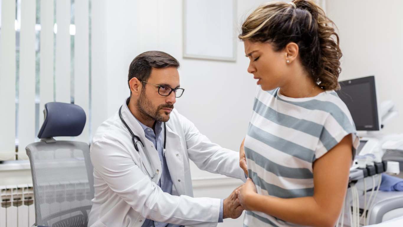 imagem de um médico consultando uma paciente