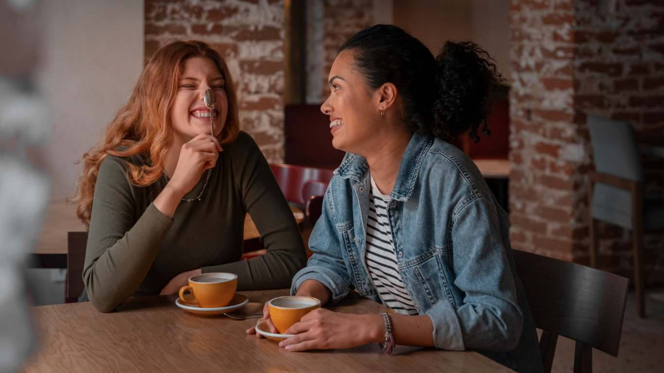 imagem de duas amigas conversando