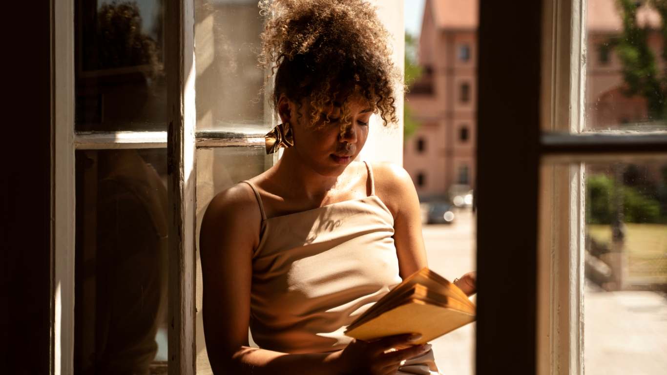 imagem de uma mulher lendo poesia