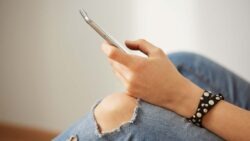 imagem de uma mulher segurando o celular