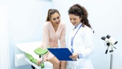 imagem de uma médica ao lado de uma paciente