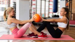 imagem de duas amigas da geração Z praticando exercício
