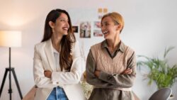 imagem de duas amigas conversando