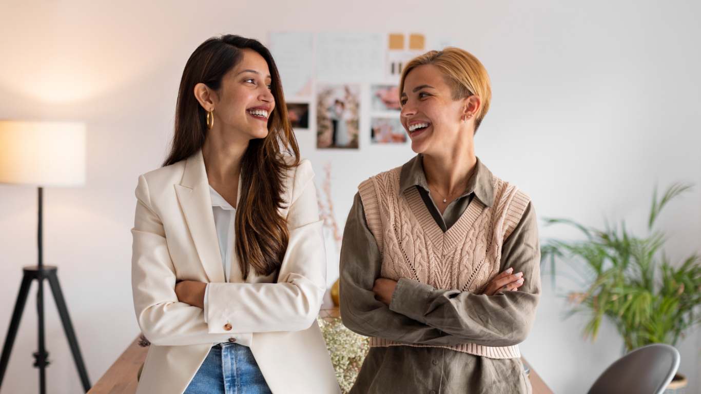 imagem de duas amigas conversando