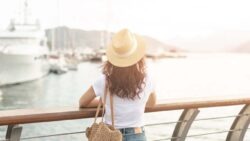 imagem de uma moça de costas em um cruzeiro