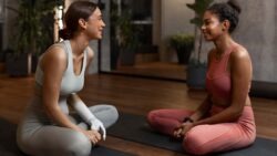 imagem de duas amigas conversando