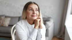 imagem de uma moça na menopausa