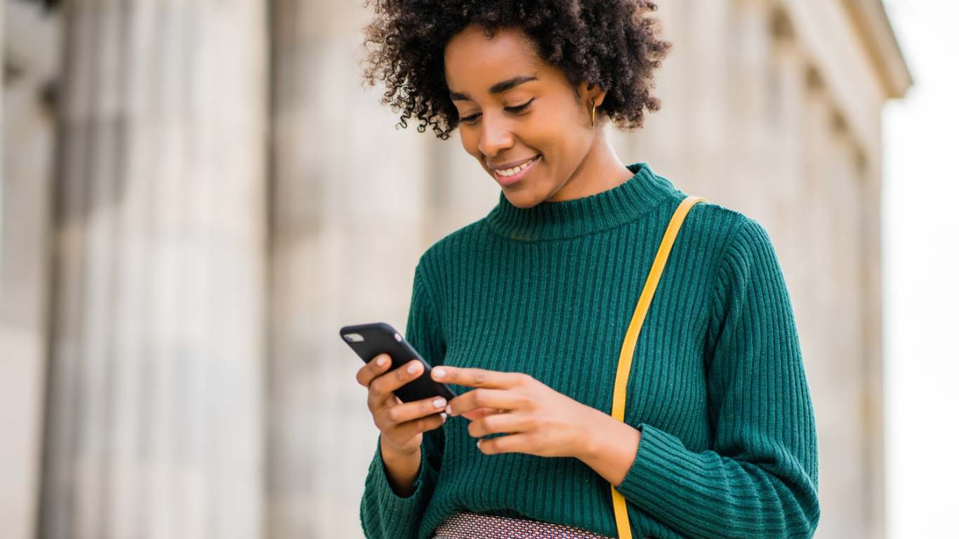 imagem de uma moça mexendo no celular