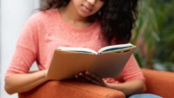 imagem de uma mulher lendo poesia