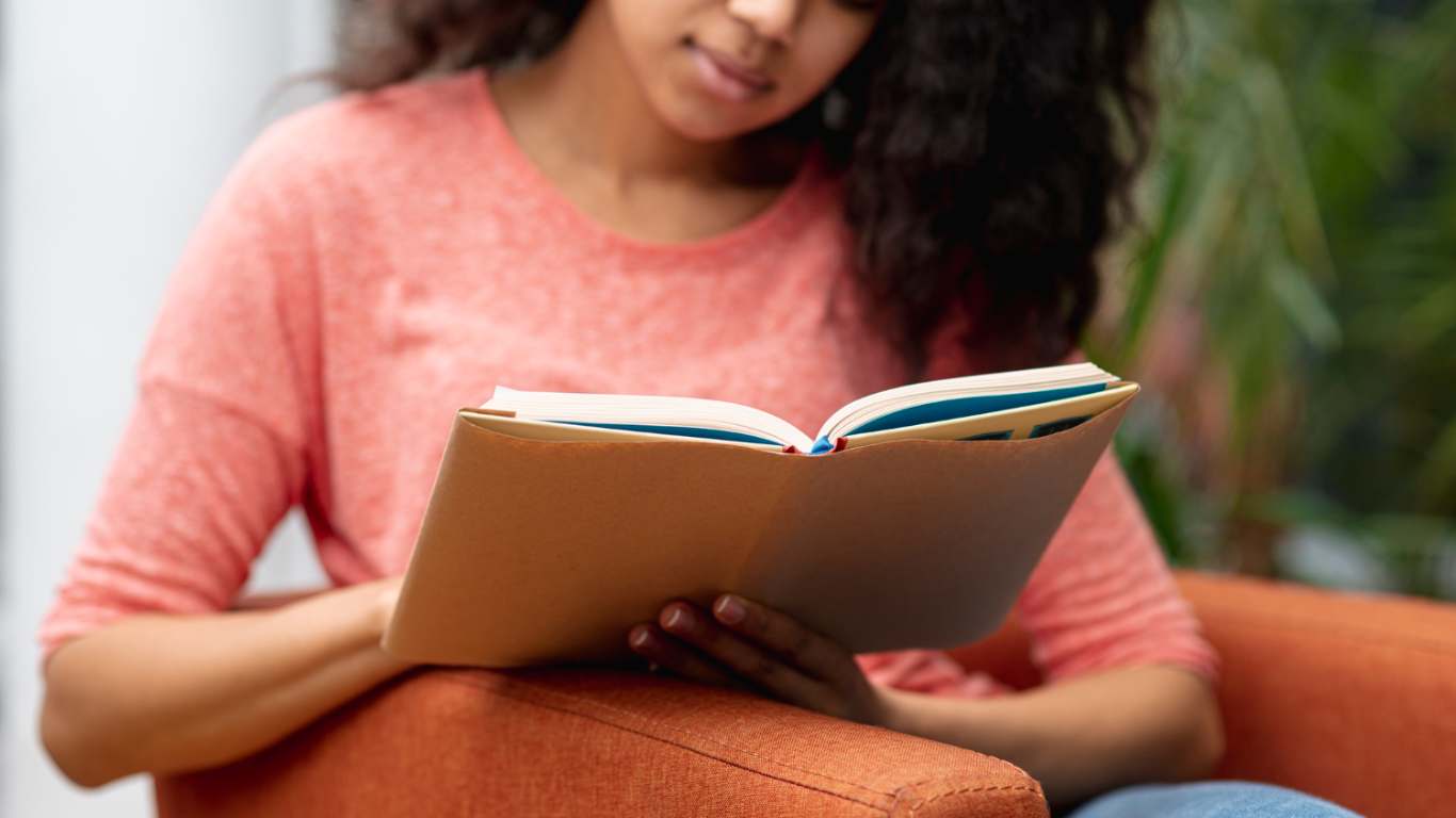 imagem de uma mulher lendo poesia